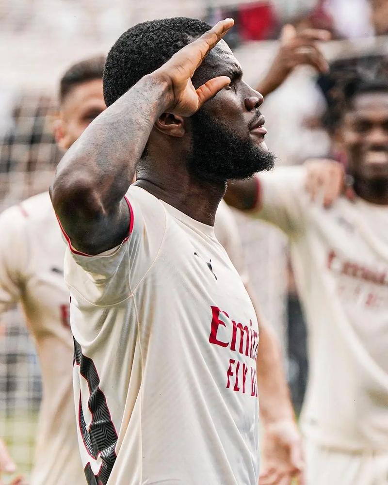 记者：卡马文加左脚踝轻微扭伤，将于周六接受进一步检查（记者称卡马文加左脚踝轻度扭伤，周六将接受进一步检查）