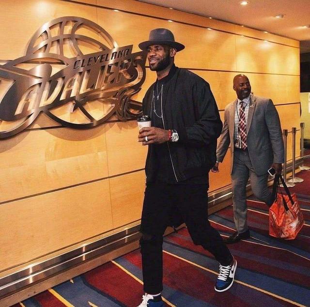 群雄争霸，意甲连续第二年至少4支排名前列的球队相差2分以内（意甲群雄并起，连续两季至少四强分差不超2分）