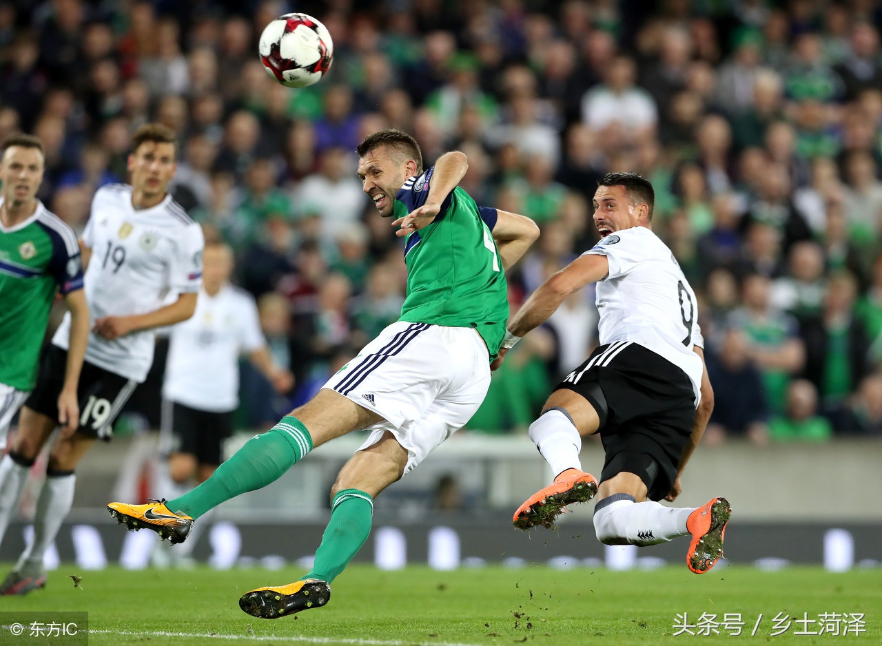 球队集体围着他庆祝太治愈（全队围着他庆祝，暖心又治愈）